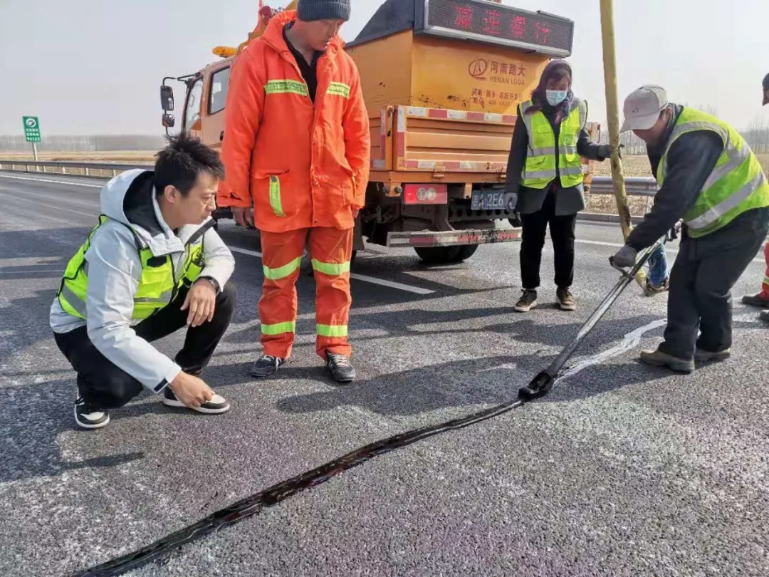 德惠分公司:打响春季养护灌缝攻坚战.png 德惠分公司:打响春季养护灌缝攻坚战.png