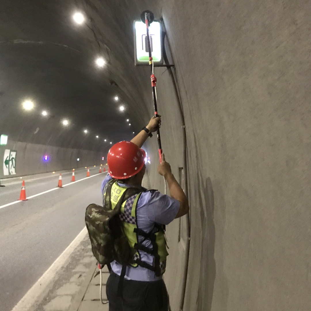 长白山分公司：清洗隧道提颜值 扮靓生态旅游路1.png