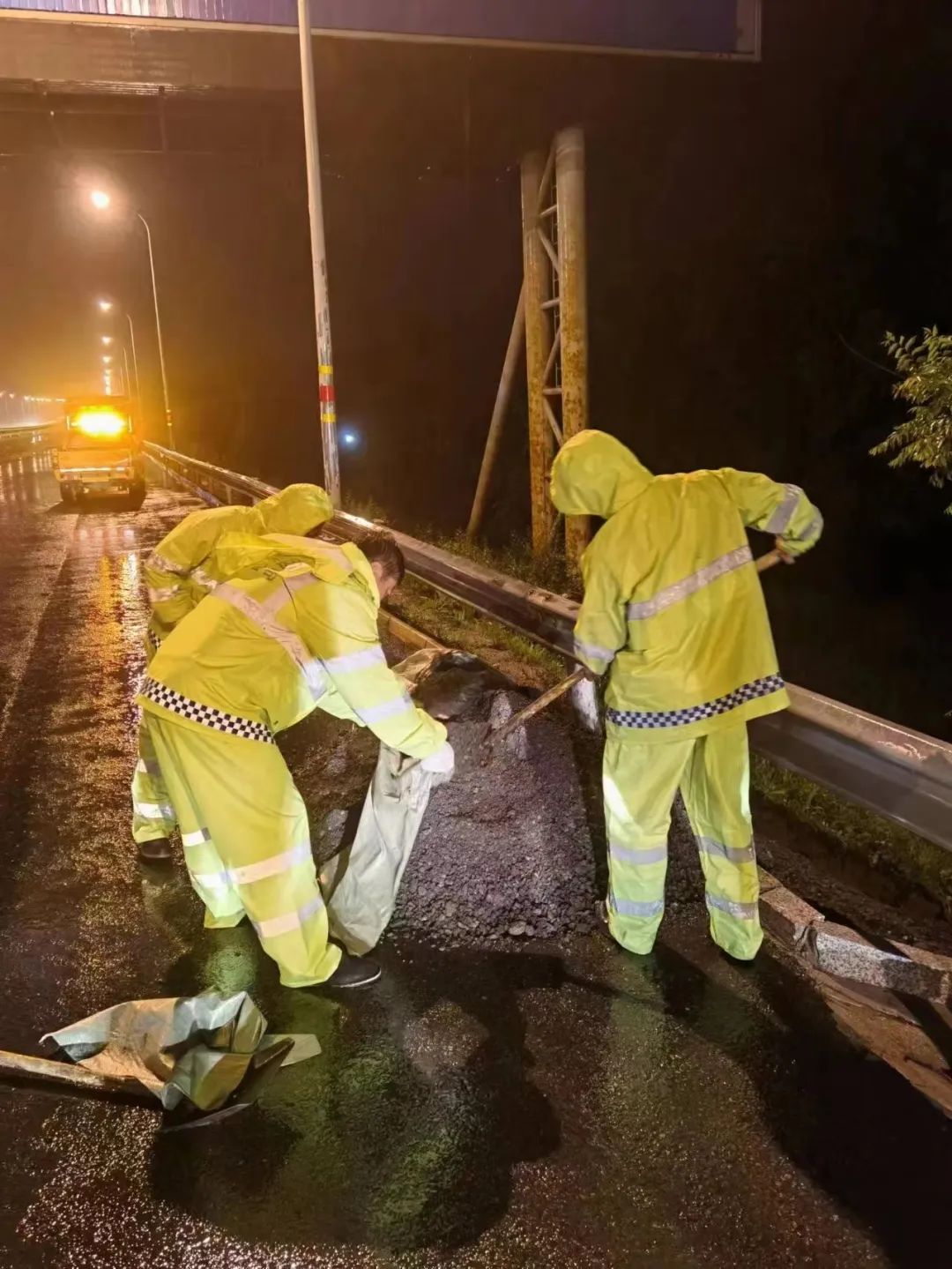 吉高集团全力做好高速公路强降雨防范应对工作2.jpg